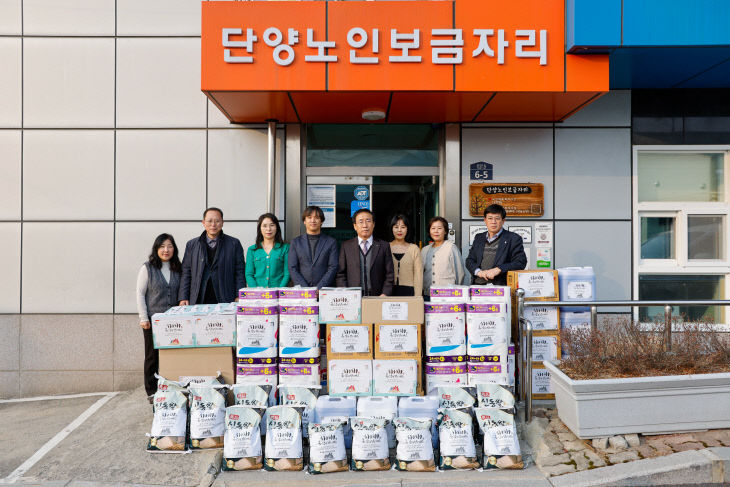보도 1) 위문품 전달 사진