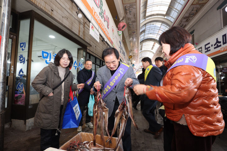 송기섭 진천군수 전통시장 찾아 장보기 행사 사진