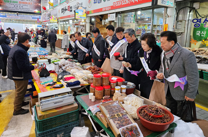설 맞이 전통시장 장보기 행사 사진(1)