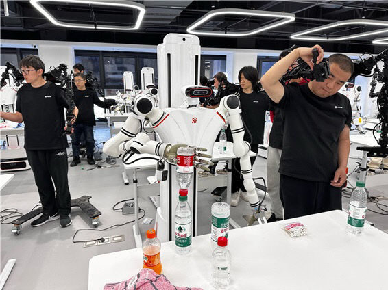 중국 휴머노이드 로봇 훈련 학교 개교로 기술 혁신 가속화1