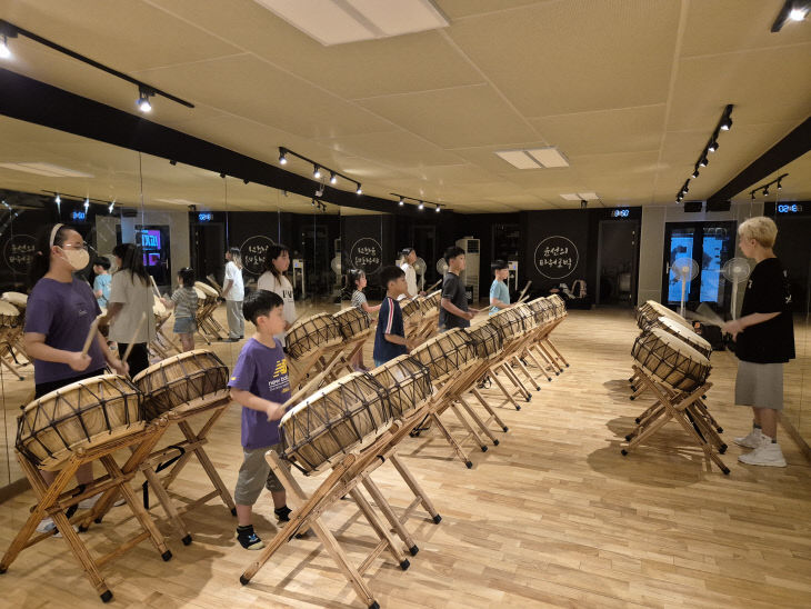 북소리로 하나 된 아이들 가족축제 빛내다1