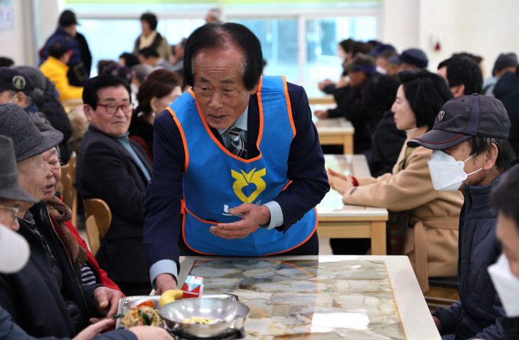 고창군종합노인복지관, 설맞이 떡국나눔행사 진행