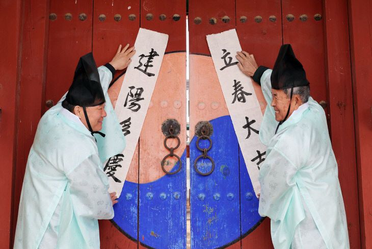 연풍향교 외삼문에 입춘첩을 부착하는 모습
