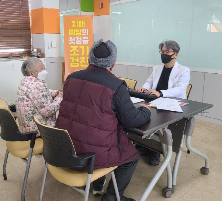 서천군치매안심센터가 실시한 협력의사 치매상담 모습