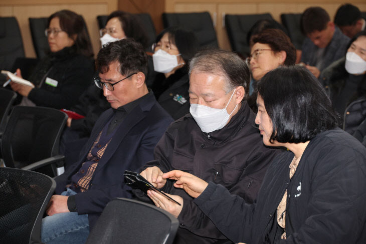 SNS 활용법을 배우고 있는 괴산군 공무원