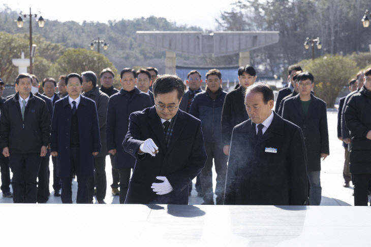 김동연 경기지사, 광주5.18민주묘지참배