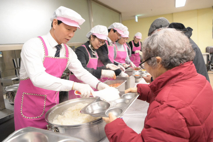 조병옥 군수 경로식당 배식봉사 실시(1)