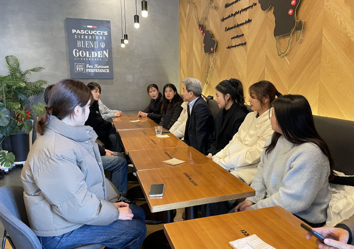 여직원 소통 간담회를 실시하는 모습