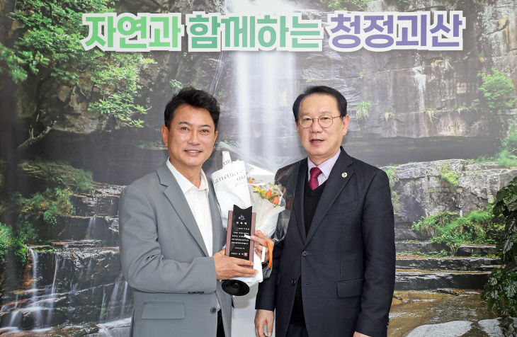 왼쪽부터 이병철 방송인, 송인헌 괴산군수)