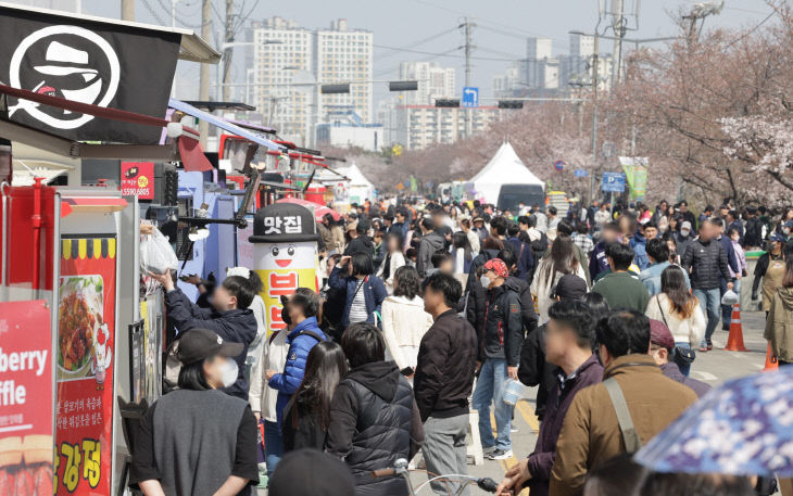 03.1 벚꽃과 함께하는 2025 청주 푸드트럭 축제 참여자 모집.