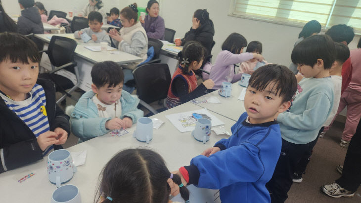 체험프로그램 참여하는 아이들)