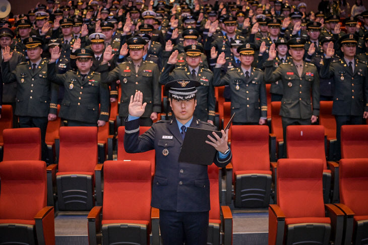 강윤호 공군 소령이 대표로 선서문을 낭독하고 있다.