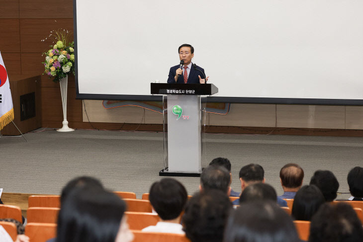 보도 1) 보건의료원 주민설명회에서 발언하는 김문근 군수