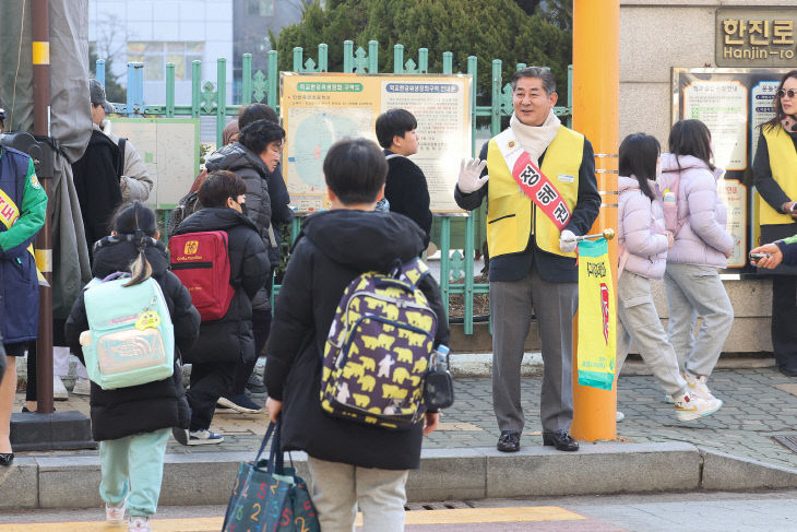정해권_의장_옥련초등학교_교통안전_봉사