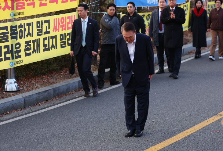 서울구치소 앞 지지자들에게 인사