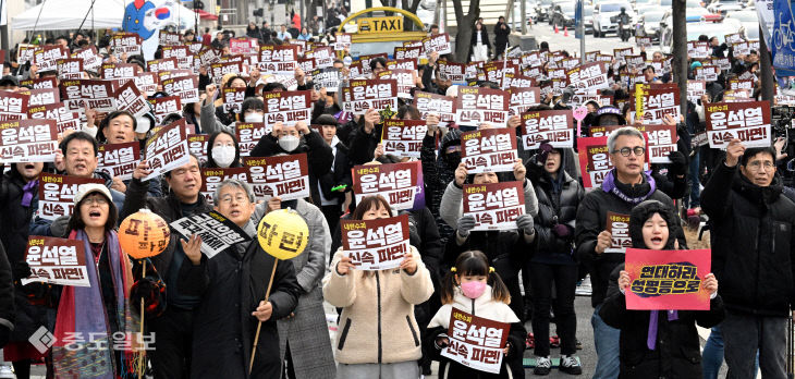 윤 대통령 구속 취소 후 첫 주말 집회…신속파면 외치는 시민들