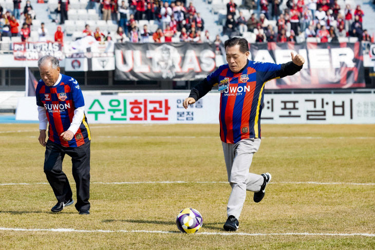 수원FC 구단주 이재준 수원시장, 시축 슛