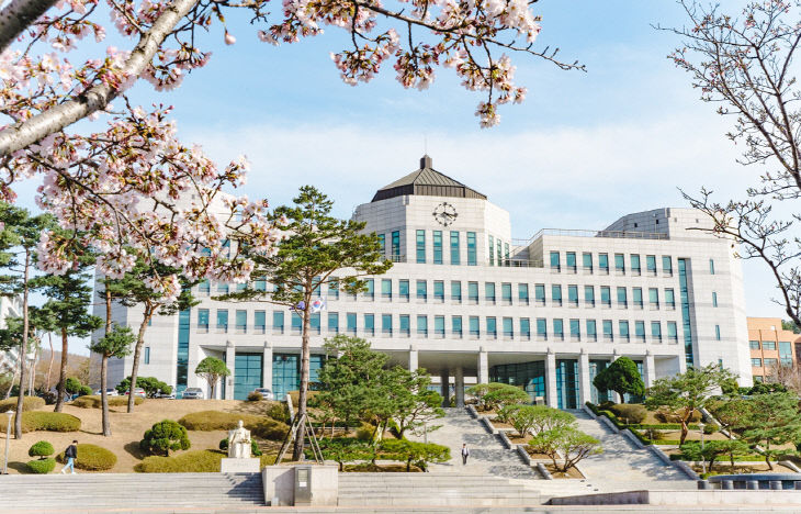 단국대학교 범정관 봄 전경 사진