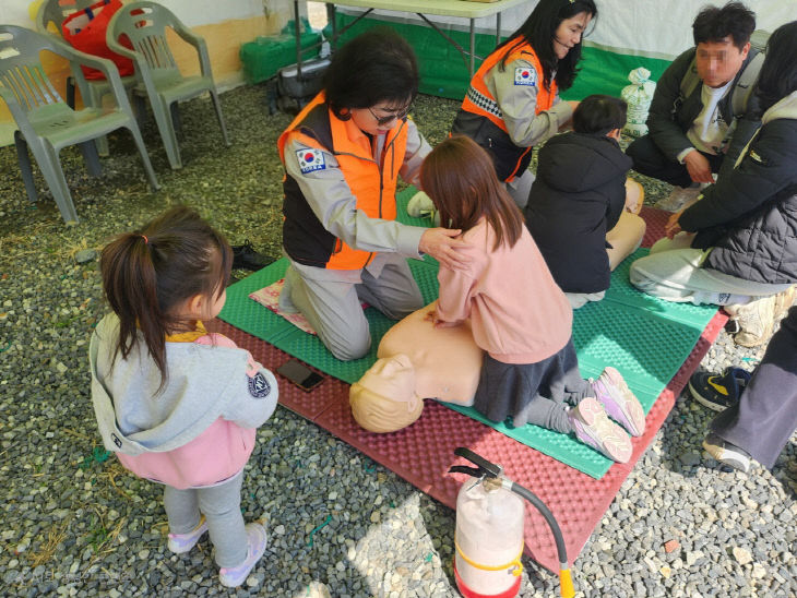 축제장에서 운영하고 있는 심폐소생술 체험장