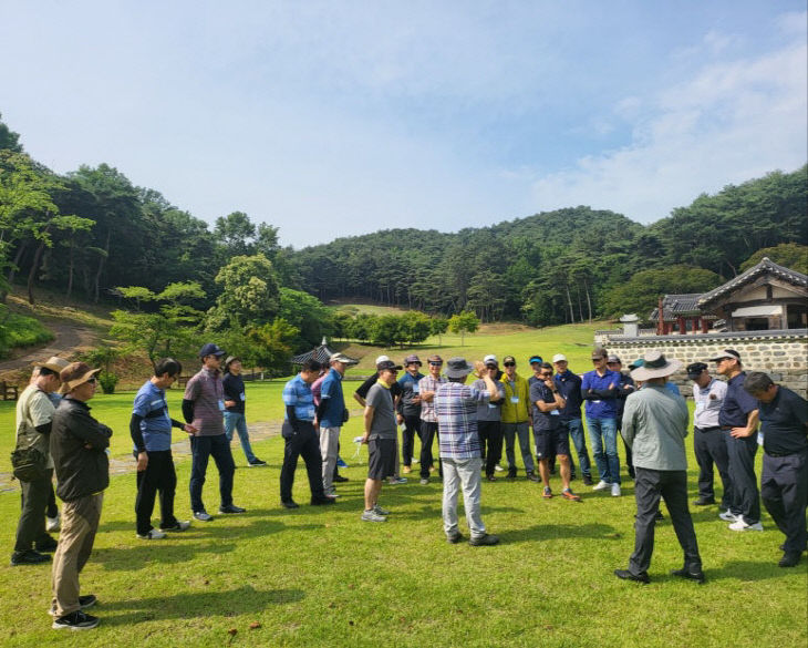 서천시티투어를 통해 문헌서원을 방문한 관광객들