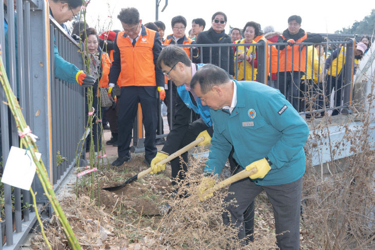 공주시 애터미(주) 제민천변 장미식재