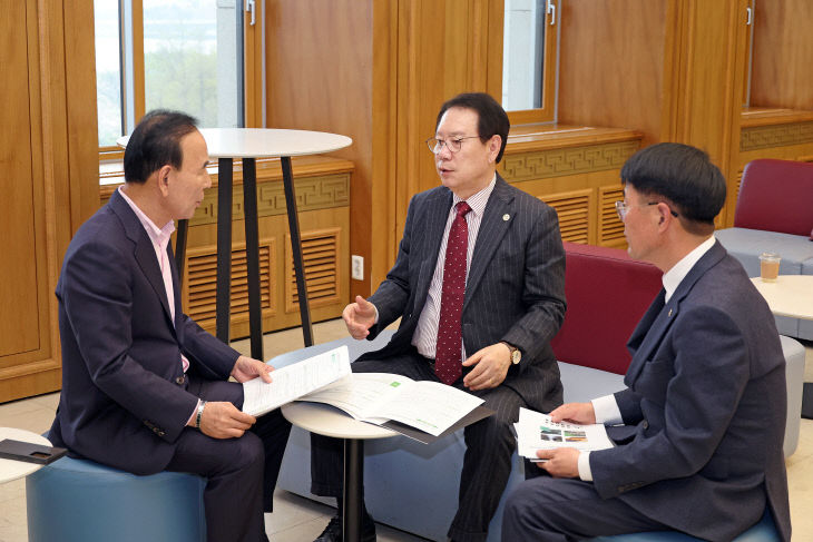14일 국회를 방문해 박덕흠 의원(왼쪽)에게 (2)