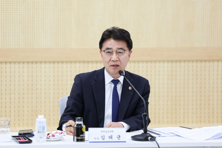 김