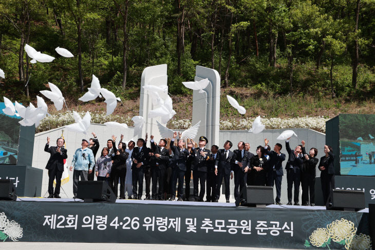 비둘기 풍선 날리는 퍼포먼스