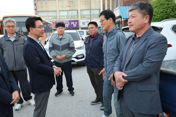 근로자의 날, 지역 기업 및 대중교통 근로자 격려 2