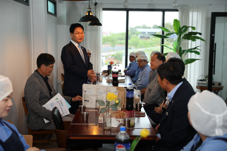 근로자의 날, 지역 기업 및 대중교통 근로자 격려 3