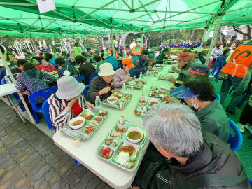 사랑의 밥차 식사 사진