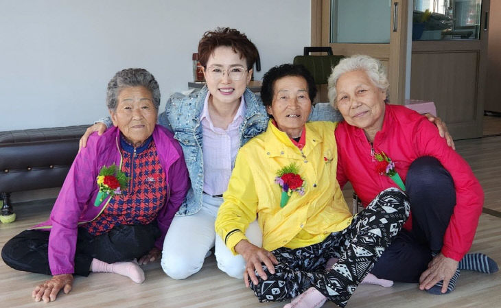 어버이날 카네이션 달아드리기