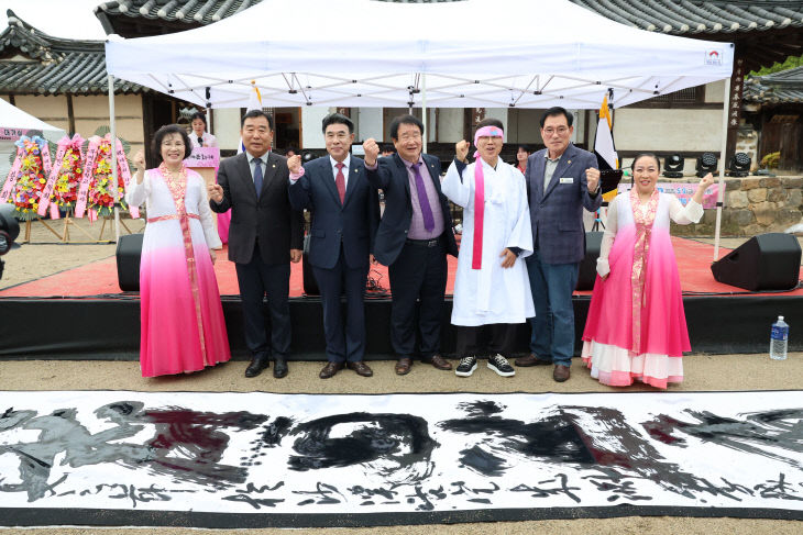 사계문화(왼쪽세번째부터 이응우 시장, 임영우 계룡문화원장))