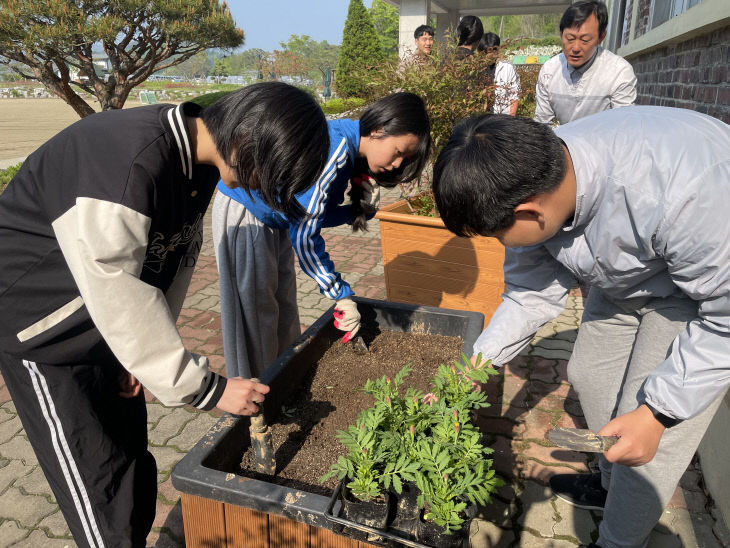 예산 광시중,사제동행 꽃 심기 행사