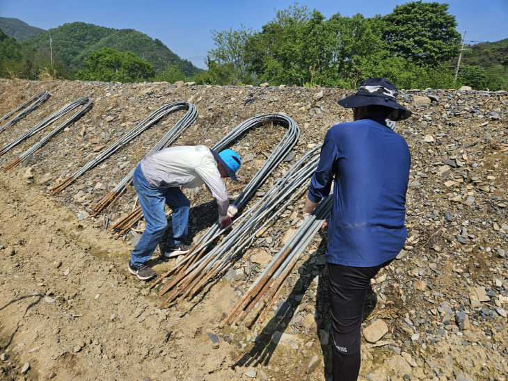 괴산군 안전정책과, 농번기 맞아 일손돕기 나서 (2)