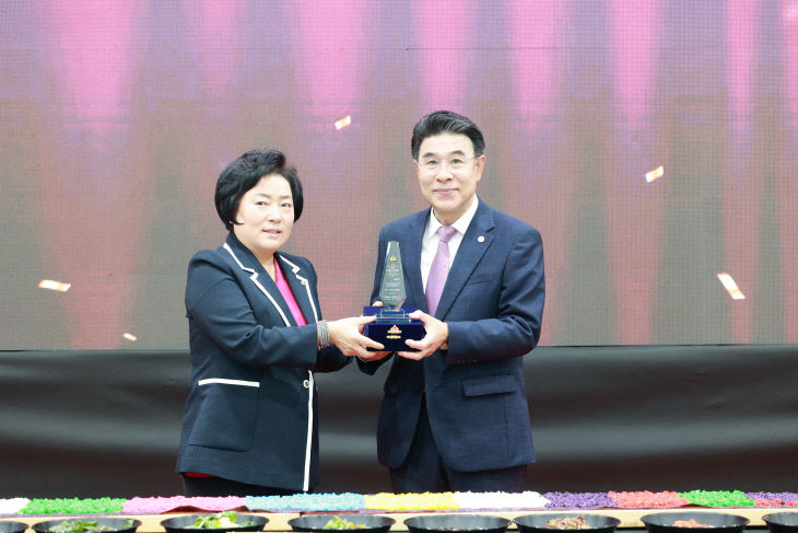 (왼쪽부터 김미자 웰니스산업협회장, 이응우 시장)