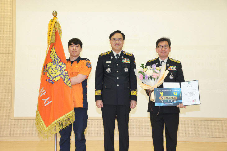 시상식에서 장려상을 수상하였다.