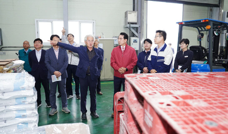 5. 15일 고북면 ㈜새들만 본사에서 열린 네덜란드 수출 선적식2