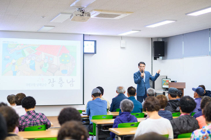 3. 남해군수， 미조면노인대학 특강1