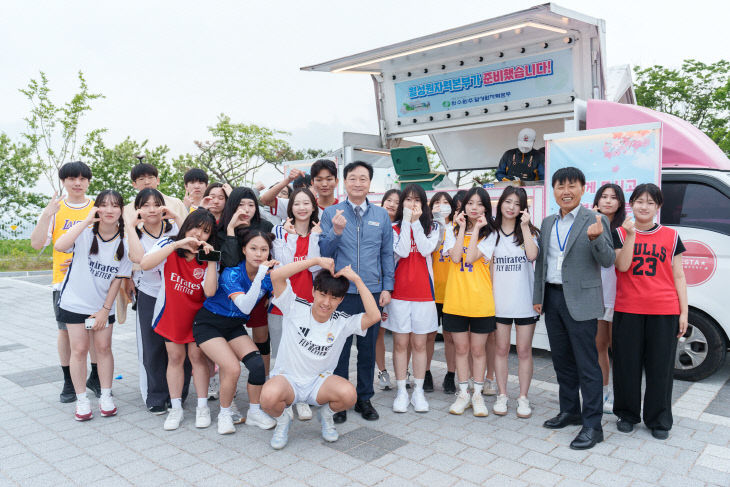 정원호본부장과 학생들