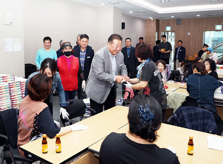 선거공보 발송 종사자 격려 (1)