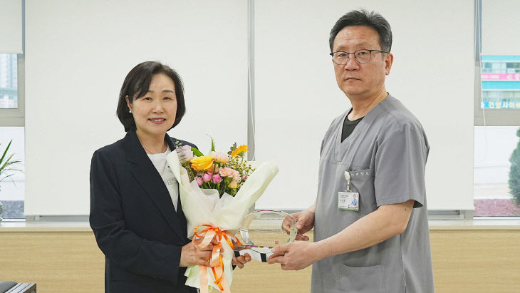 심평원 김연숙 대전충청본부장 공로패 전달_edited