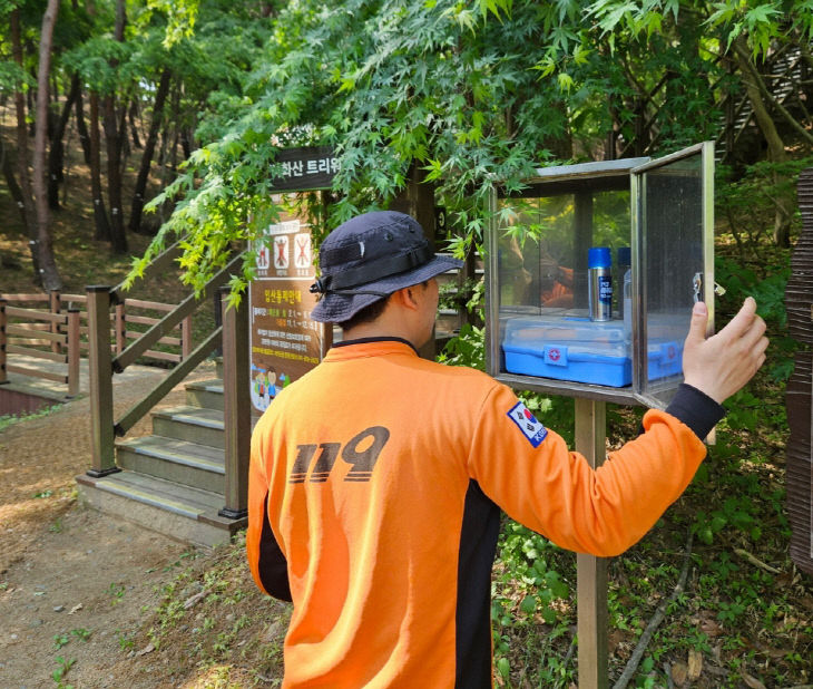 태안소방서에서 호우 대비 간이구급함을 점검하고 있는 사진