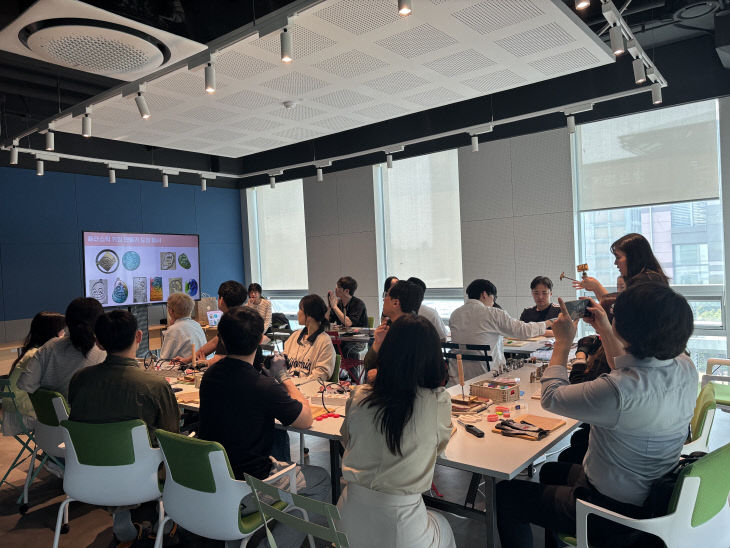 (사진3) 콘텐츠 기업 임직원과 ESG 활동