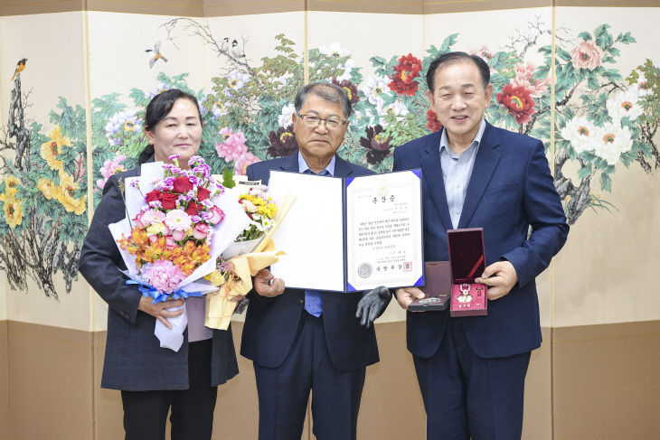 2. 무성화랑무공훈장 전수
