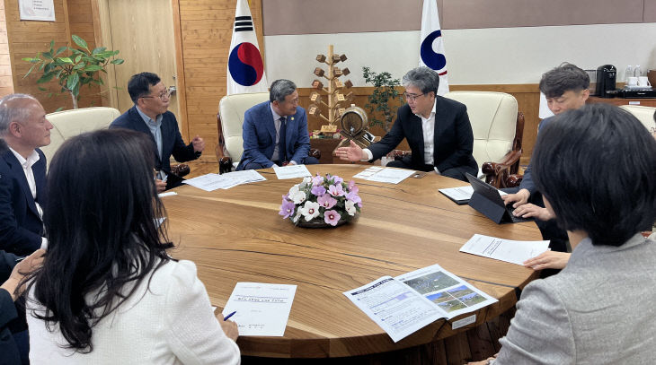 김