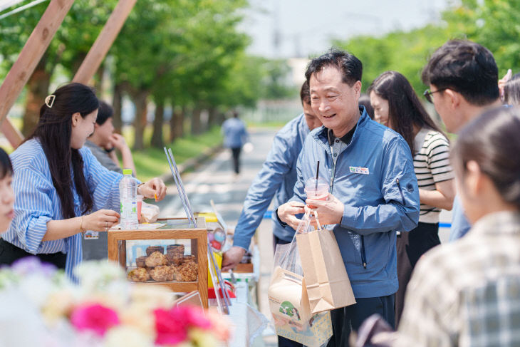 팝업스퀘어에서 물품을 구매하는 정원호 본부장