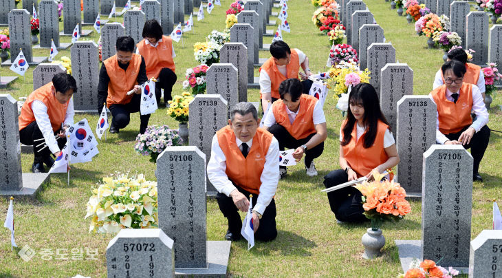 20250528-한화사회봉사단 현충원 태극기 꽂기