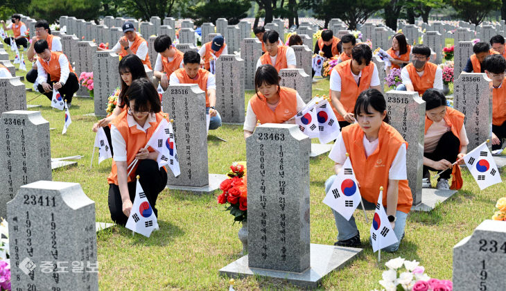 20250528-한화사회봉사단 현충원 태극기 꽂기1