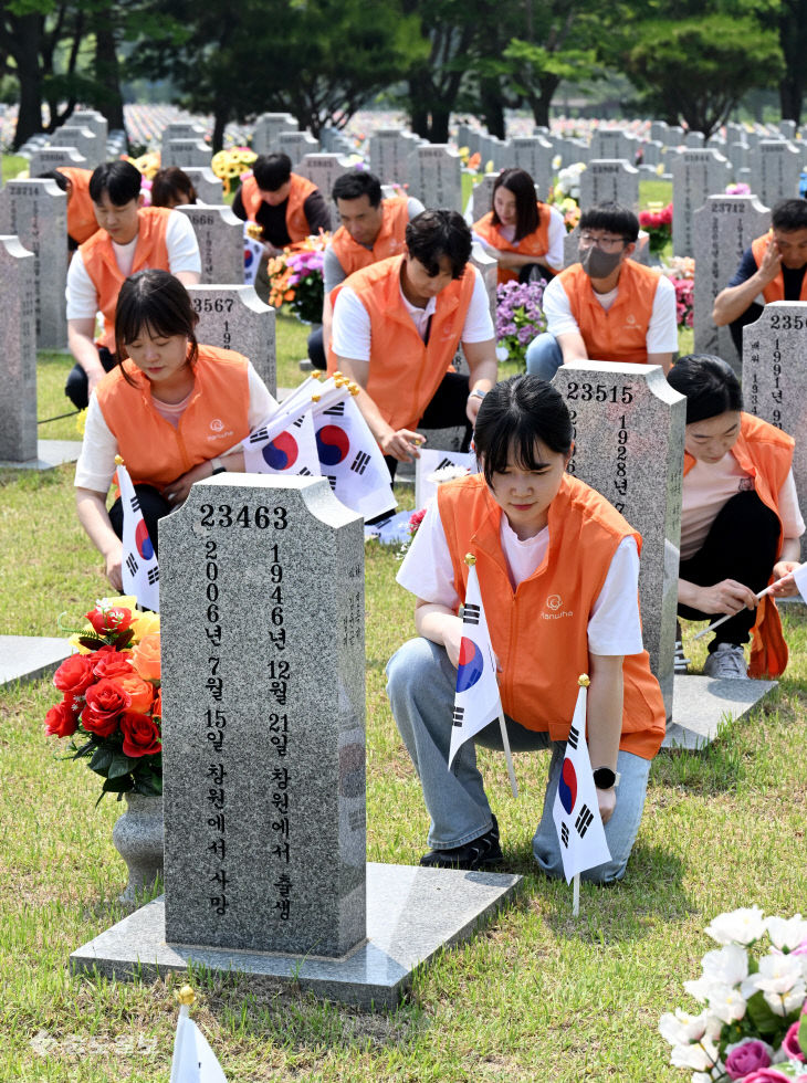 20250528-한화사회봉사단 현충원 태극기 꽂기4